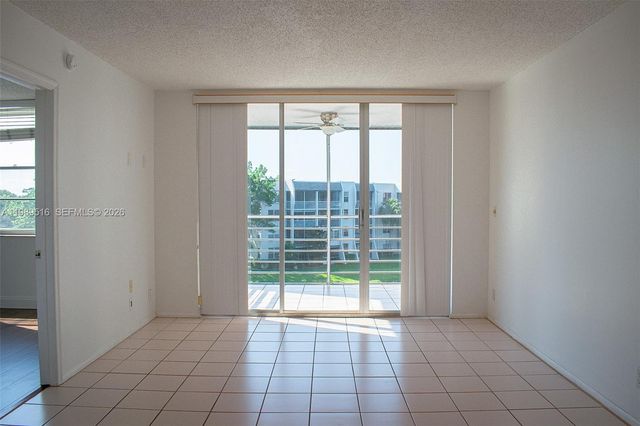 9230 Lagoon Pl 411, Davie, FL 33324