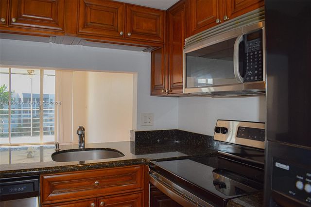 9230 Lagoon Pl 411, Davie, FL 33324