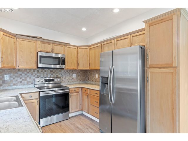 808 W A Loop, Rainier, OR 97048