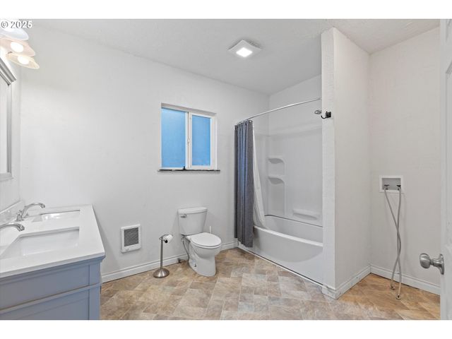 808 W A Loop, Rainier, OR 97048