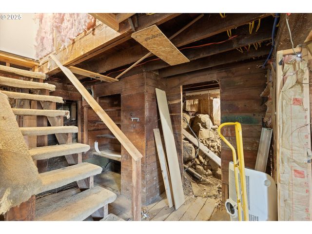 808 W A Loop, Rainier, OR 97048