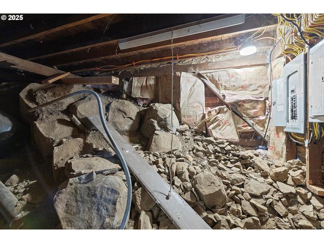 808 W A Loop, Rainier, OR 97048