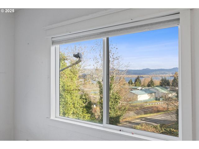 808 W A Loop, Rainier, OR 97048