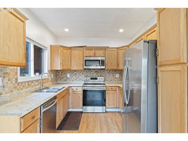 808 W A Loop, Rainier, OR 97048