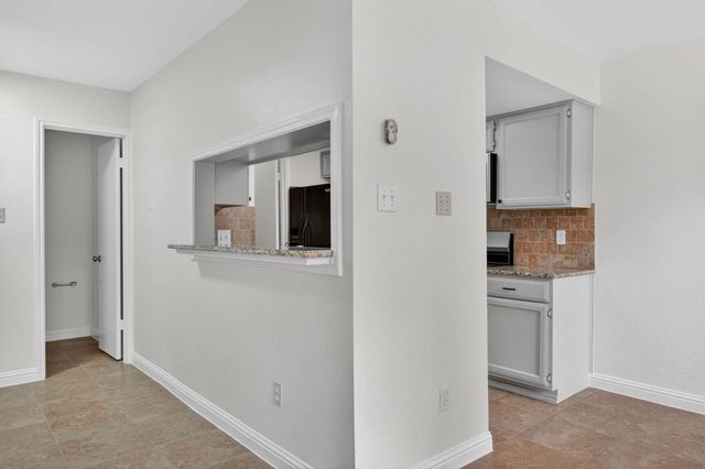512 Eberhart LN 203, Austin, TX 78745