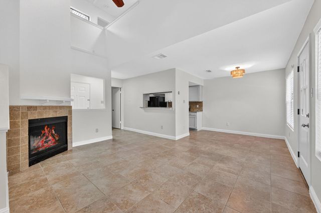 512 Eberhart LN 203, Austin, TX 78745