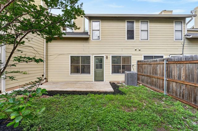 512 Eberhart LN 203, Austin, TX 78745