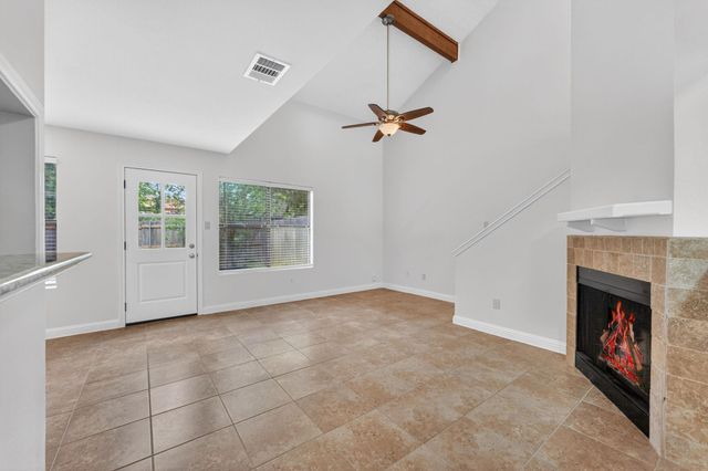 512 Eberhart LN 203, Austin, TX 78745