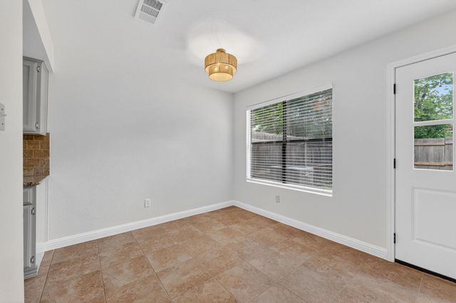 512 Eberhart LN 203, Austin, TX 78745