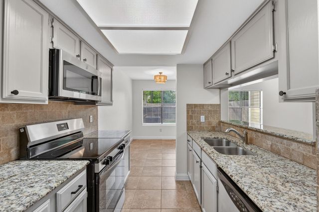 512 Eberhart LN 203, Austin, TX 78745