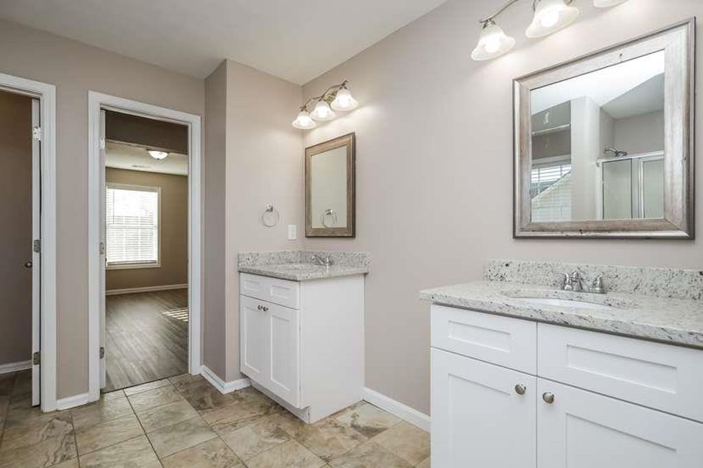 Image 11 of property listing at 1028 Levista Drive, Locust Grove, GA 30248