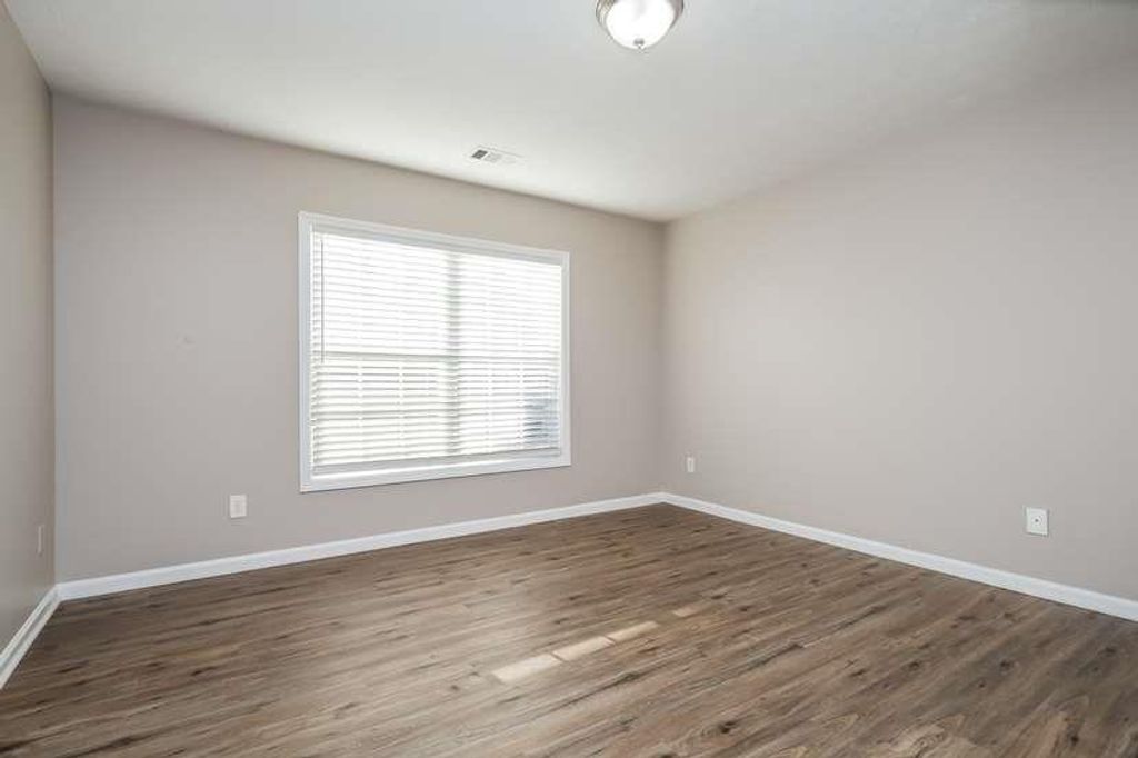 Image 13 of property listing at 1028 Levista Drive, Locust Grove, GA 30248