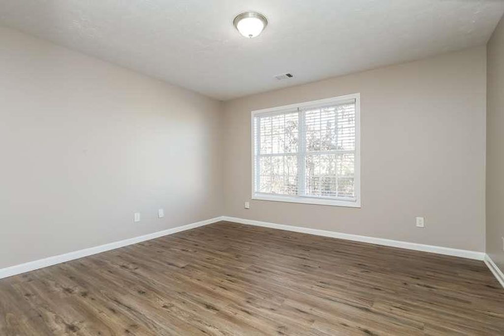 Image 14 of property listing at 1028 Levista Drive, Locust Grove, GA 30248
