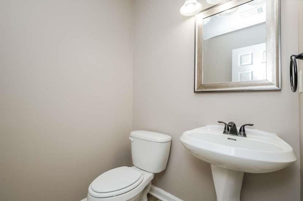 Image 15 of property listing at 1028 Levista Drive, Locust Grove, GA 30248