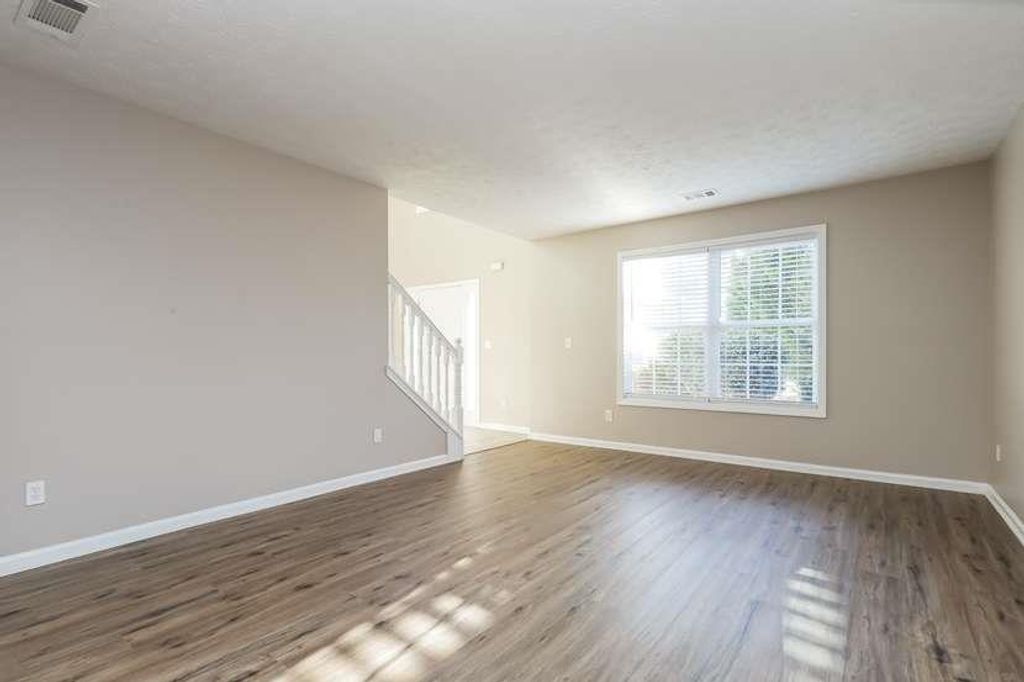 Image 4 of property listing at 1028 Levista Drive, Locust Grove, GA 30248