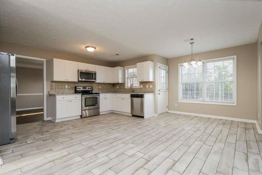 Image 5 of property listing at 1028 Levista Drive, Locust Grove, GA 30248