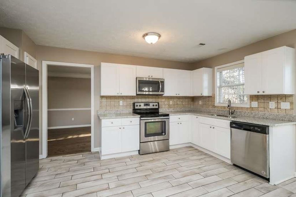Image 7 of property listing at 1028 Levista Drive, Locust Grove, GA 30248