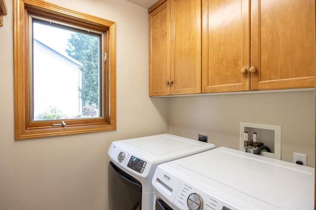 1504 MEADOWBREEZE CIRCLE, Neenah, WI 54956