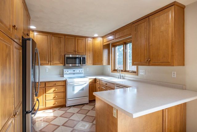 1504 MEADOWBREEZE CIRCLE, Neenah, WI 54956