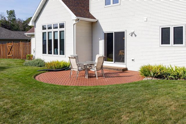 1504 MEADOWBREEZE CIRCLE, Neenah, WI 54956