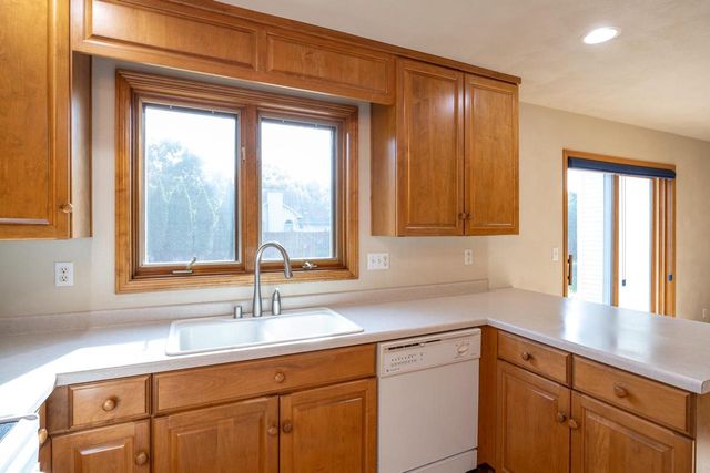 1504 MEADOWBREEZE CIRCLE, Neenah, WI 54956