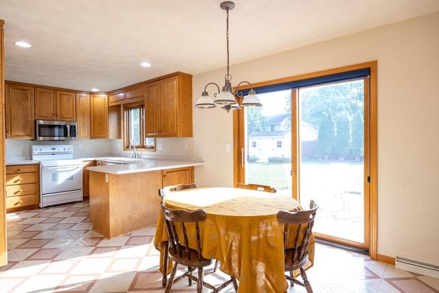 1504 MEADOWBREEZE CIRCLE, Neenah, WI 54956