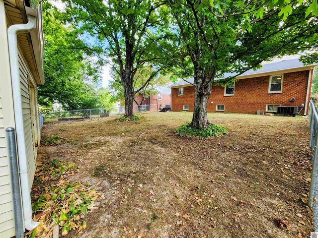 1303 Hilltop Dr, Mayfield, KY 42066