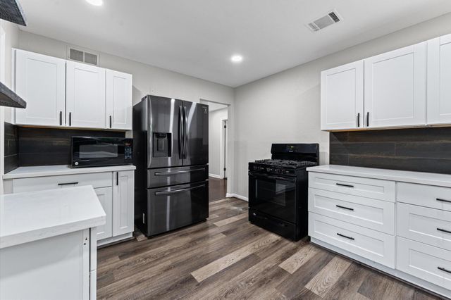 921 22nd Avenue N, Texas City, TX 77590