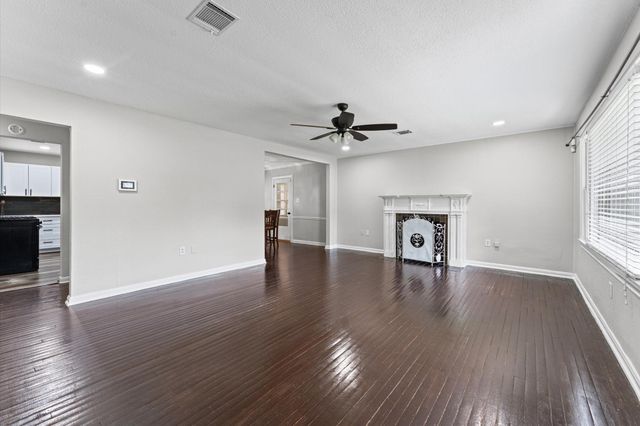 921 22nd Avenue N, Texas City, TX 77590