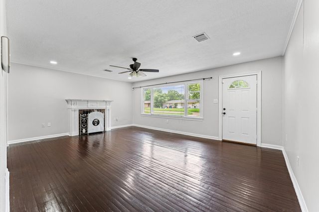 921 22nd Avenue N, Texas City, TX 77590