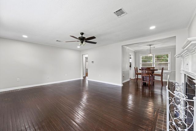 921 22nd Avenue N, Texas City, TX 77590