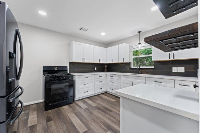 921 22nd Avenue N, Texas City, TX 77590