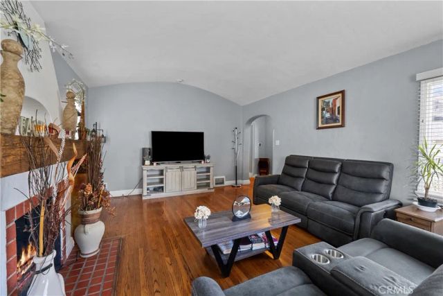 1010 E Santa Anita, Burbank, CA 91501