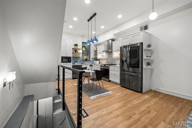 1200 Mackay Place, St Louis, MO 63104