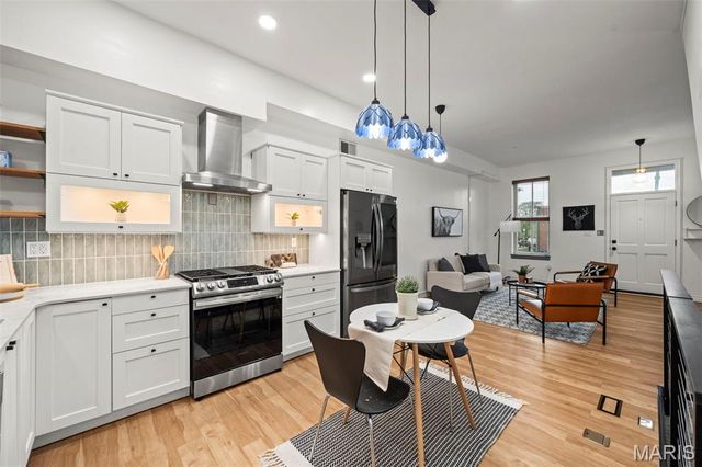 1200 Mackay Place, St Louis, MO 63104