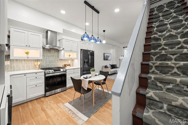 1200 Mackay Place, St Louis, MO 63104
