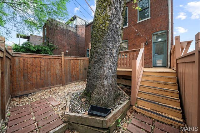 1200 Mackay Place, St Louis, MO 63104