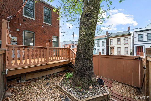 1200 Mackay Place, St Louis, MO 63104