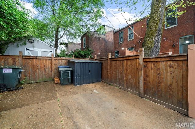 1200 Mackay Place, St Louis, MO 63104