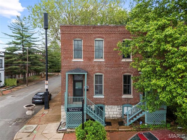 1200 Mackay Place, St Louis, MO 63104