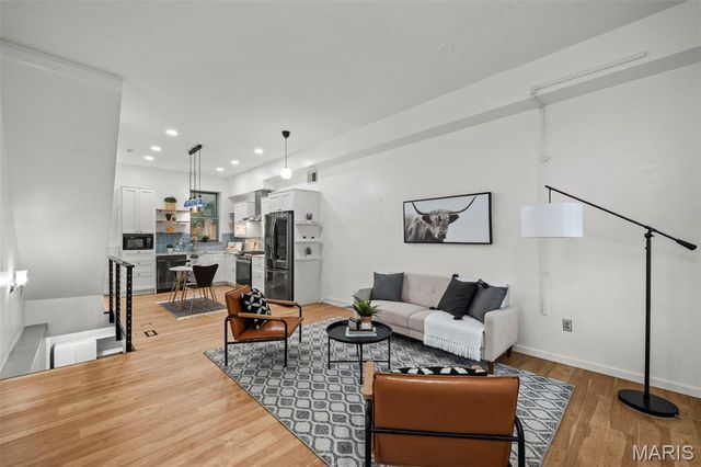 1200 Mackay Place, St Louis, MO 63104