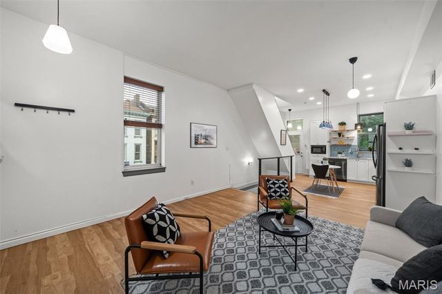 1200 Mackay Place, St Louis, MO 63104