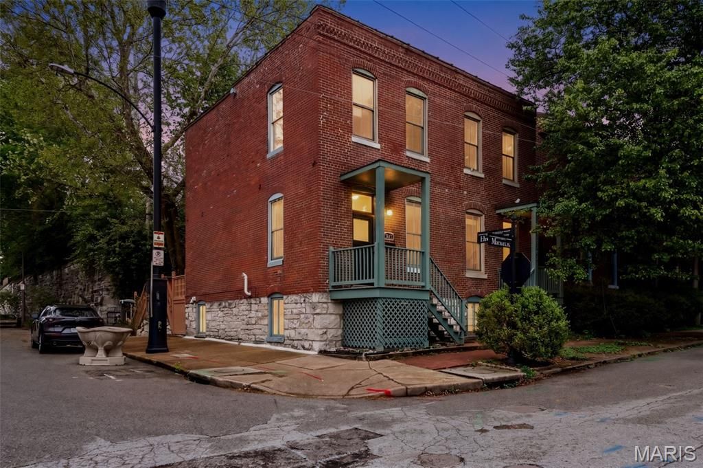 1200 Mackay Place, St Louis, MO 63104
