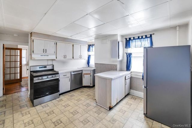 237 Willow Street, Roslyn Heights, NY 11577