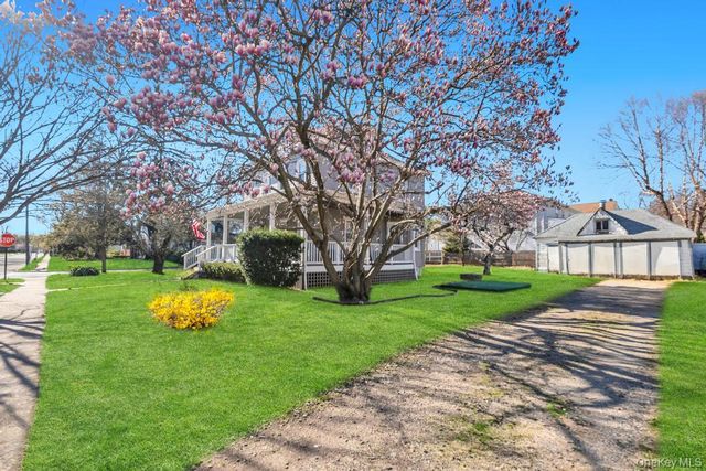 237 Willow Street, Roslyn Heights, NY 11577