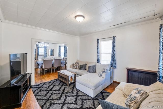 237 Willow Street, Roslyn Heights, NY 11577