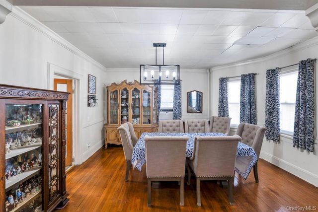 237 Willow Street, Roslyn Heights, NY 11577