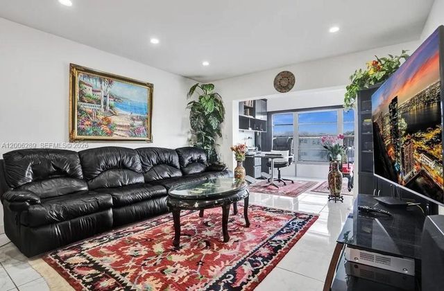 4706 NW 36th St 605, Lauderdale Lakes, FL 33319