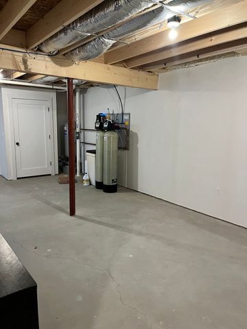 90 Howland Rd, Lakeville, MA 02347