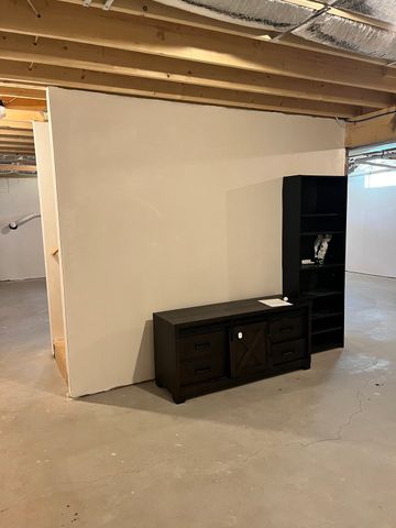 90 Howland Rd, Lakeville, MA 02347